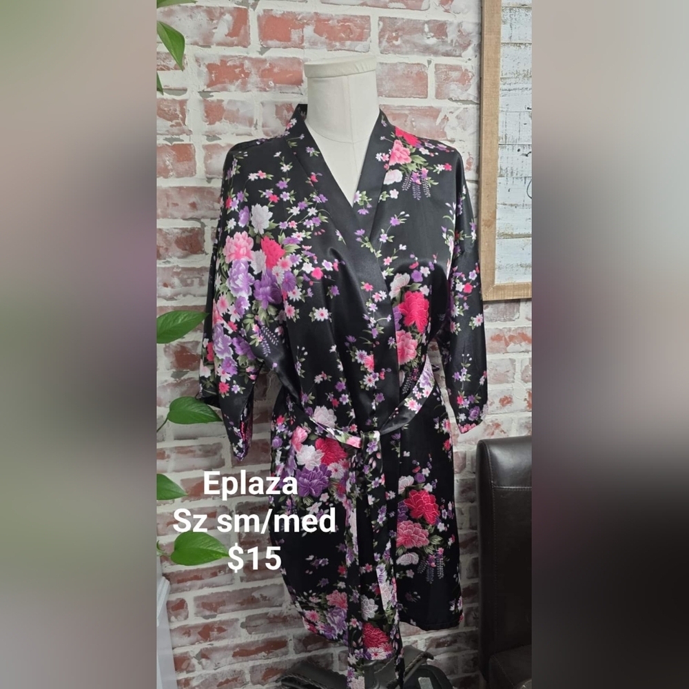 PLAZA  womens sexy silky robe sz small/medium black floral print
